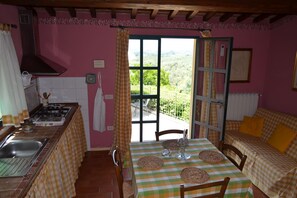 Dining - Situated inside olive oil farm, Altabina enjoys a panoramic position over the valley and the large h (Lamporecchio)