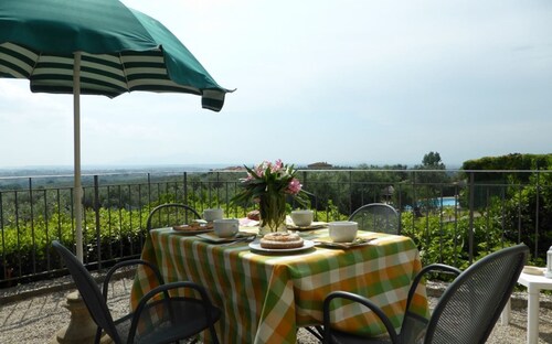 Altabina est un joli logement avec court de tennis e piscine privès.