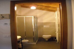 Sèche-cheveux, serviettes fournies, savon, papier toilette