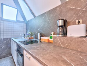 Kühlschrank, Mikrowelle, Ofen, Hochstuhl