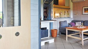 Een moderne woonkamer met een bank, een salontafel en een trap naar een hoger gelegen verdieping.