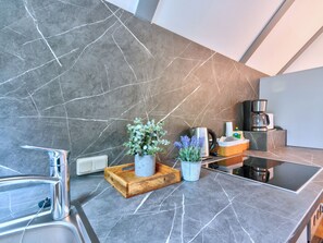 Kühlschrank, Mikrowelle, Ofen, Kochgeschirr/Geschirr/Besteck