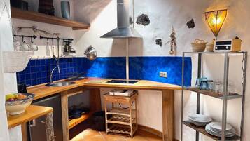 Een koelkast, een broodrooster