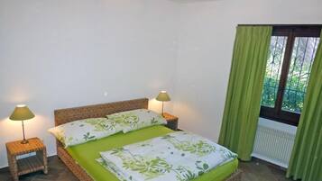 4 bedrooms, iron/ironing board, WiFi