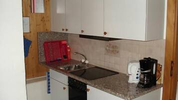 Réfrigérateur, four, plaque de cuisson, cafetière/bouilloire