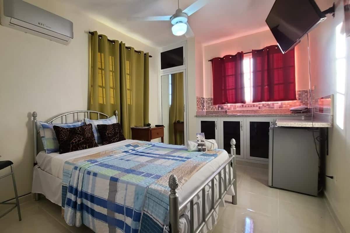 Habitación doble estándar | 2 habitaciones, edredón, decoración personalizada y muebles diferentes