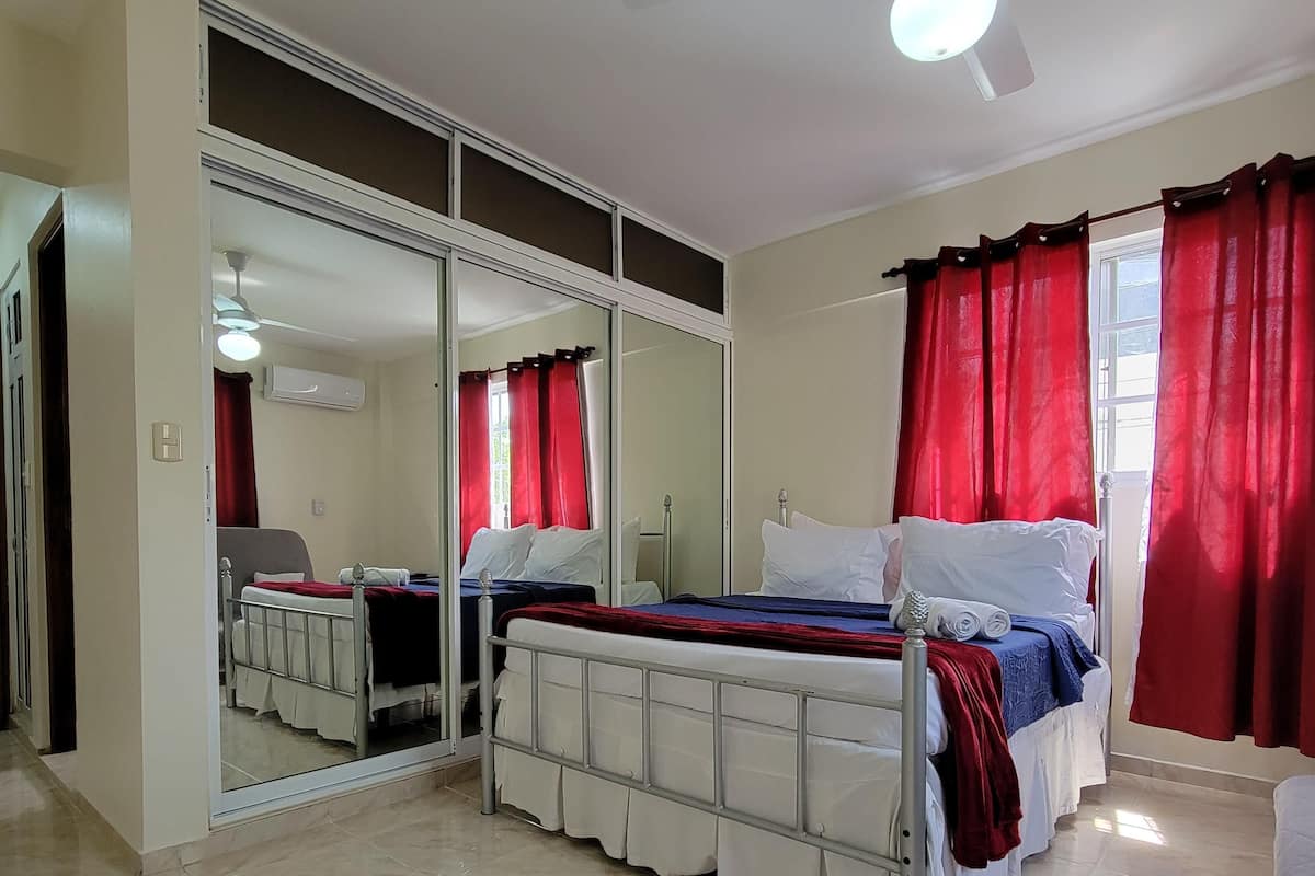 Habitación estándar | 2 habitaciones, edredón, decoración personalizada y muebles diferentes