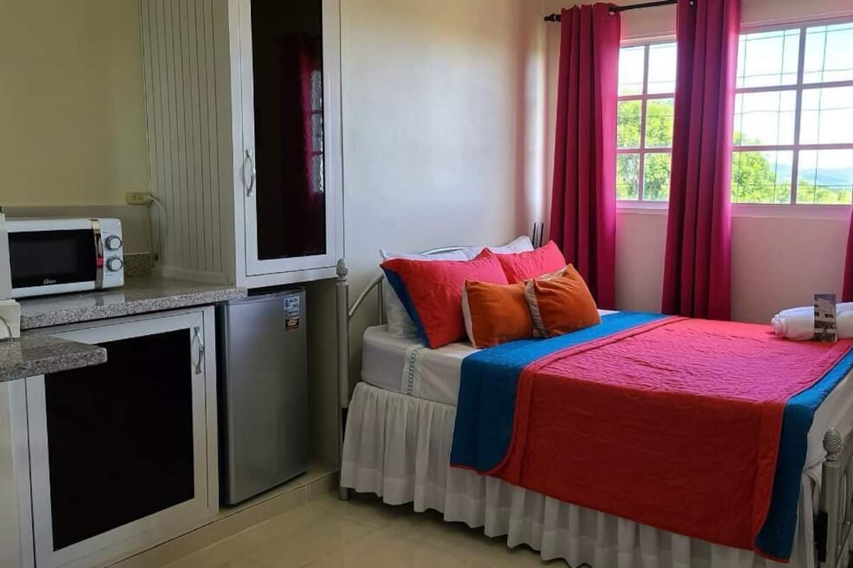 2 habitaciones, edredón, decoración personalizada y muebles diferentes