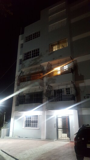 Fachada del alojamiento - Noche