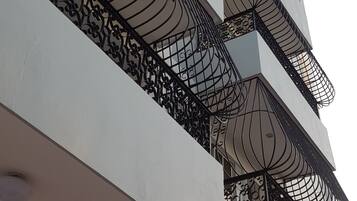 Vista frontal de la propiedad