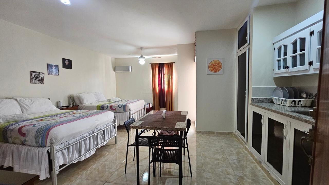 Neljän hengen perushuone | Untuvapeitot, yksilöllisesti sisustettu, yksilöllisesti kalustettu