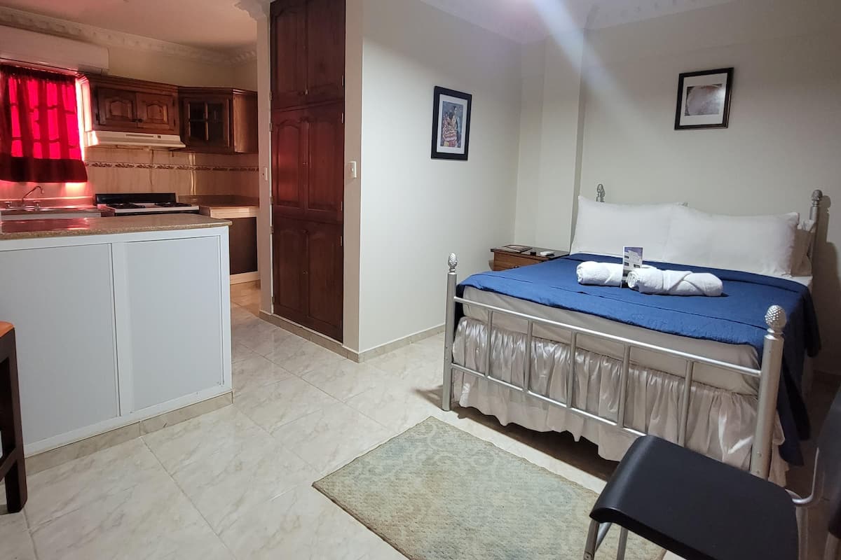 Habitación estándar | 2 habitaciones, edredón, decoración personalizada y muebles diferentes