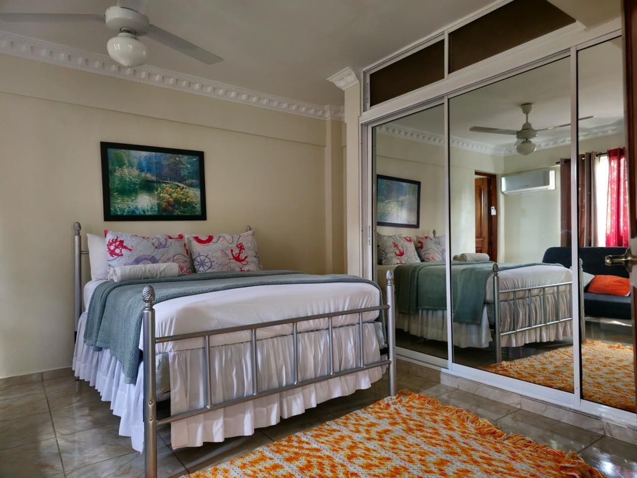 Habitación ejecutiva | Edredón, decoración personalizada y muebles diferentes 