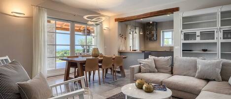 تلفزيون ذكي، مدفأة، ستيريو