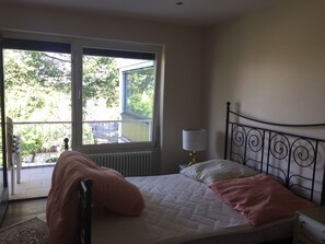 3 chambres, bureau, fer et planche à repasser, lit parapluie