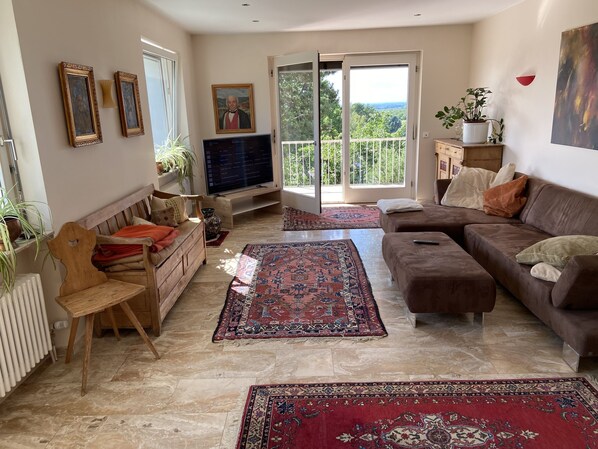 Smart TV, ping pong, books, stereo