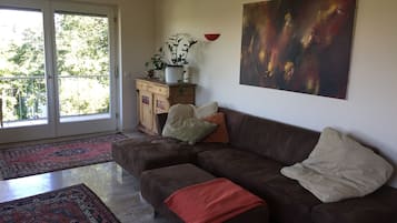 Smart TV, tavolo da ping pong, libri, impianto stereo