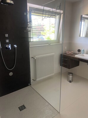 Ensemble douche/baignoire, baignoire Ă jets, sĂšche-cheveux