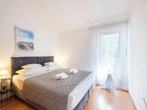 3 bedrooms, iron/ironing board, free Internet