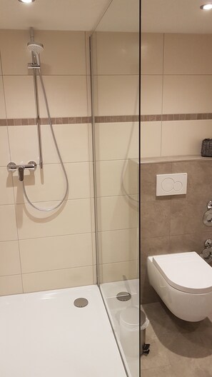 Douche, sèche-cheveux, serviettes fournies, savon