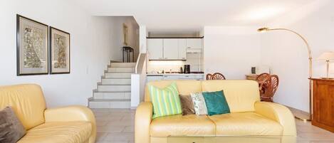 Una televisión, un reproductor de DVD, un reproductor estéreo