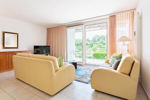 Fernseher, DVD-Player, Stereoanlage