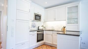 Jääkaappi, mikroaaltouuni, uuni, kahvin-/teenkeitin