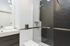Shower, hair dryer, towels, shampoo - Modern Apartment | Parking & Workspace (Kraków)