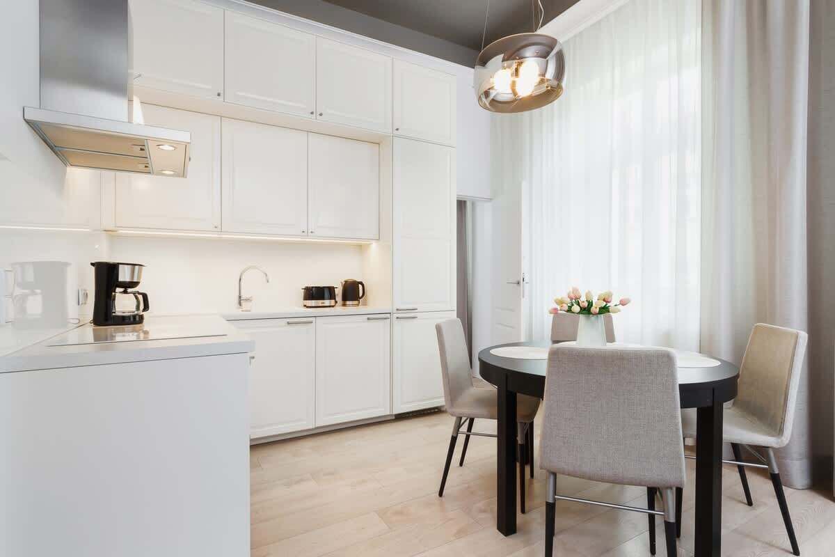 Kühlschrank, Mikrowelle, Herdplatte, Geschirrspüler