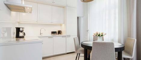 Kühlschrank, Mikrowelle, Herdplatte, Geschirrspüler