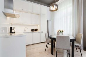 Réfrigérateur, micro-ondes, plaque de cuisson, lave-vaisselle