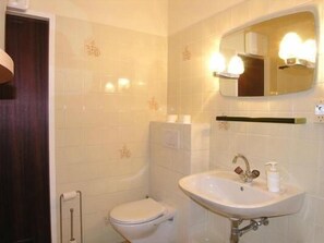 Bathtub, towels