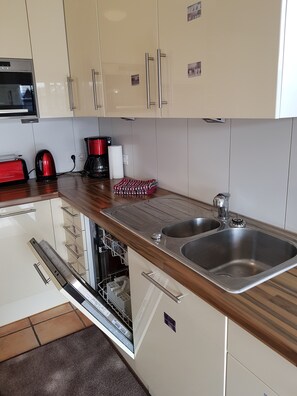 Køleskab, mikrobølgeovn, ovn, kogeplade