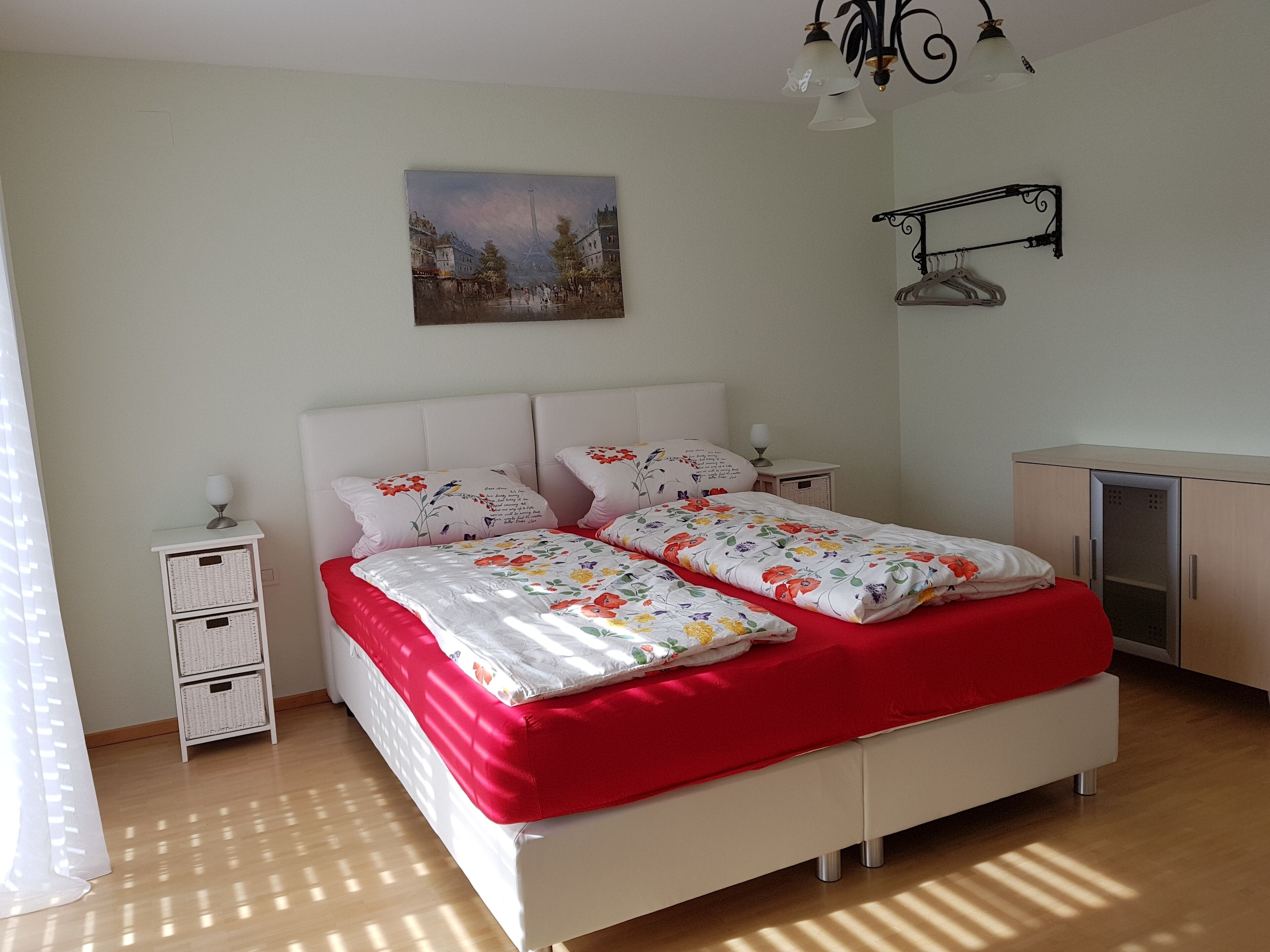 4 quartos, escrivaninha, quartos à prova de som