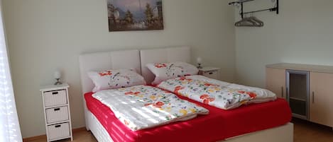 4 bedrooms, desk, soundproofing, iron/ironing board