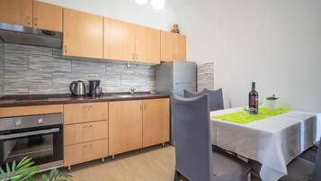 Fridge, oven, cookware/dishes/utensils