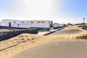 Exterior - Famara Beach Apartment on the Shore with Shared Pool, Terrace, Ocean/Mountain Views & Wi-Fi (Caleta de Famara)