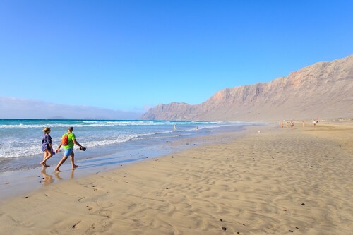Famara Beach Apartment on the Shore with Shared Pool, Terrace, Ocean/Mountain Views & Wi-Fi