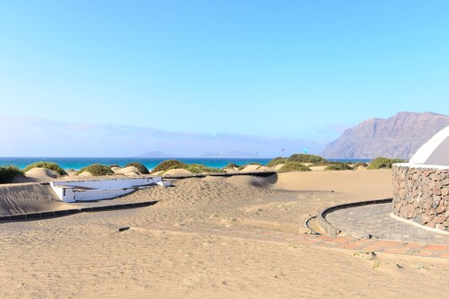 Famara Beach Apartment an der Küste mit Gemeinschaftspool, Terrasse, Meerblick und WLAN