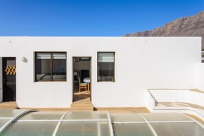 Exterior - Famara Beach Apartment on the Shore with Shared Pool, Terrace, Ocean/Mountain Views & Wi-Fi (Caleta de Famara)
