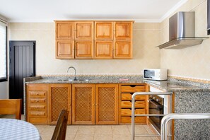 Fridge, microwave, oven, stovetop - Famara Beach Apartment on the Shore with Shared Pool, Terrace, Ocean/Mountain Views & Wi-Fi (Caleta de Famara)