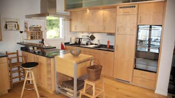 Een koelkast, een oven, een kookplaat, een vaatwasser