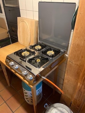 Réfrigérateur, lave-vaisselle, cafetiÚre/bouilloire, grille-pain