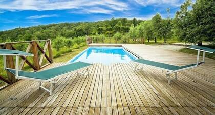 Le Corniole mit Pool, Jacuzzi und Grill