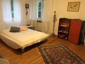 2 habitaciones, tabla de planchar con plancha, cuna de viaje y wifi