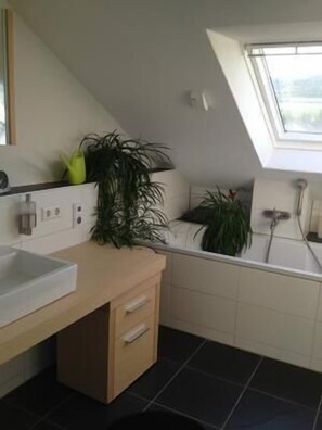 Badewanne, Haartrockner, Handtücher