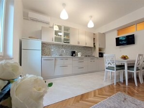 Fridge, microwave, stovetop, dishwasher