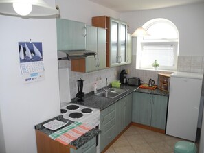 Refrigerador, horno, placa de cocina, cafetera/tetera