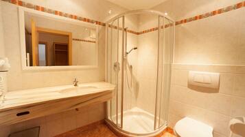 Dusche, Haartrockner, Handtücher