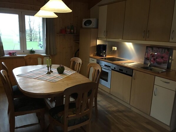 Kylskåp, mikrovågsugn, spishäll och kaffe- och tebryggare